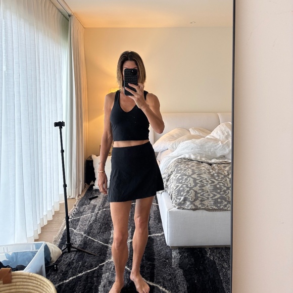 Lululemon black tennis skirt size 2 tall - Picture 1 of 3